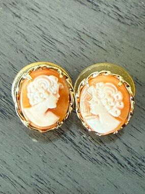 Vintage 14K Gold Shell Cameo Stud Earrings Pair Hand Carved Estate